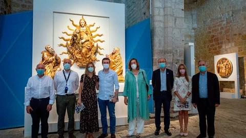 El presidente del PP, Pablo Casado, visita, junto a Ángeles Armisén y varios parlamentarios, la exposición Lux de Las Edades del Hombre, en Carrión de los Condes (Palencia)