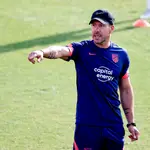 El técnico del Atlético de Madrid, Diego Simeone, durante el entrenamiento del equipo este martes en la Ciudad Deportiva de Majadahonda.