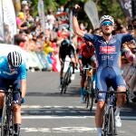 El ciclista belga Edward Planckaert (d), del equipo Alpecin-Fenix, celebra su victoria en la primera etapa de la XLIII edición de la Vuelta a Burgos, con salida y llegada en la capital burgalesa y 161 kilómetros de recorrido
