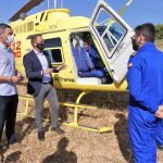 El Consejero Antonio Sánchez Lorente Y El Alcalde De Caravaca De La Cruz, José Francisco García, Con Los Pilotos Del Helicóptero En Un Momento De La Presentación
