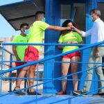 El consejero de Presidencia, Turismo y Deportes, Marcos Ortuño, saludó a los miembros del servicio de socorrismo en la Playa de la Isla, en Mazarrón