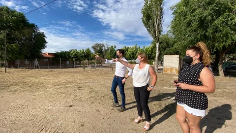 El presidente de la Diputación de Valladolid, Conrado Íscar, en una visita Sieteiglesias de Trabancos, junto a su alcaldesa, Sonia Alonso