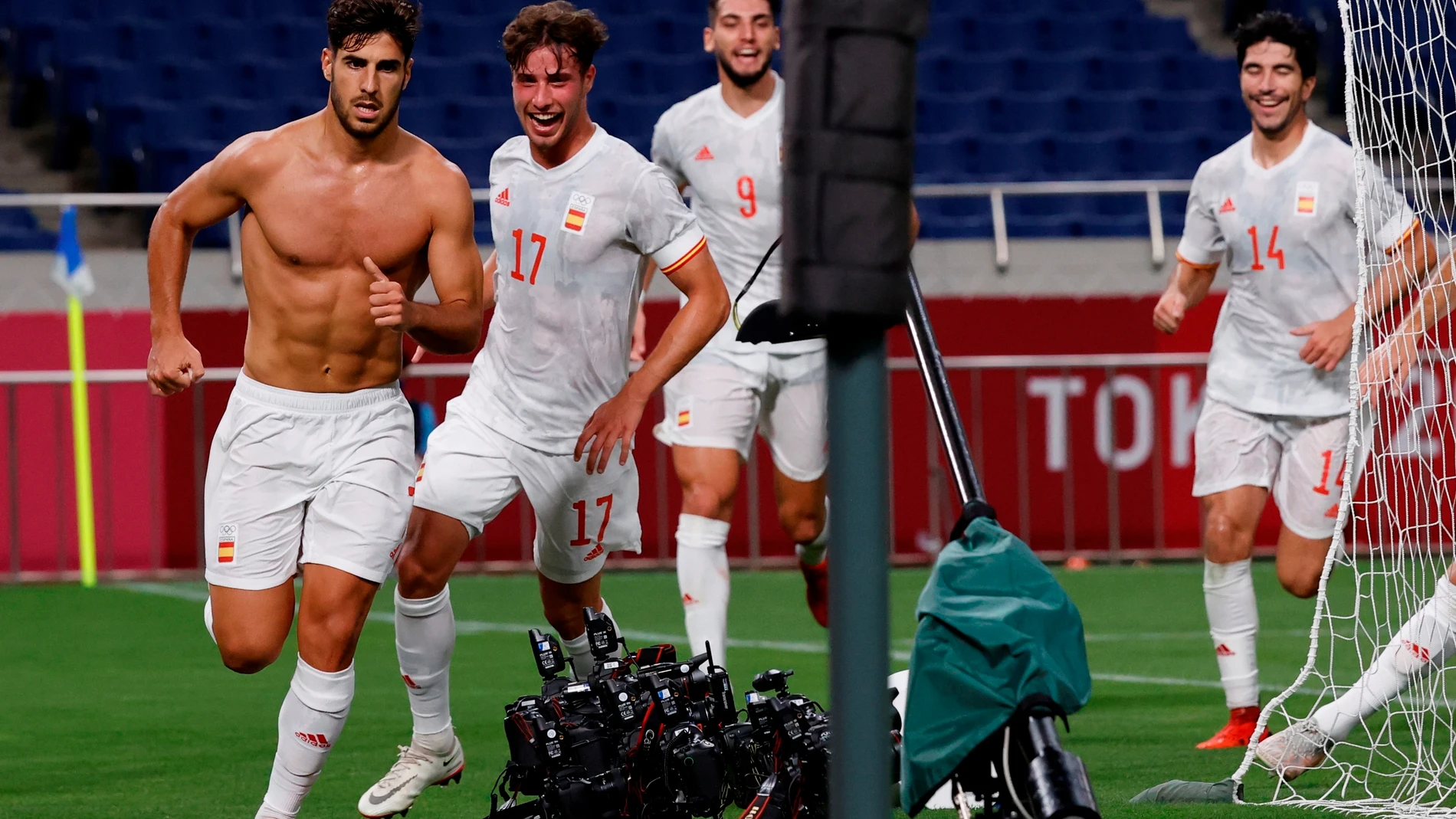 Asensio celebra el gol que clasifica a España para la final