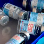 Fotografía que muestra varios frascos vacíos de dosis de la vacuna contra la covid-19 de Moderna