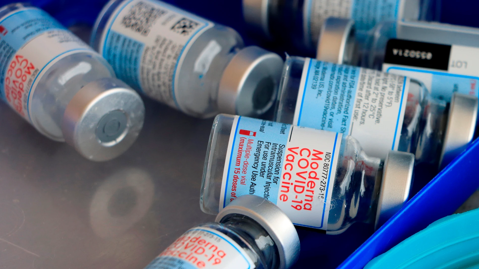 Fotografía que muestra varios frascos vacíos de dosis de la vacuna contra la covid-19 de Moderna