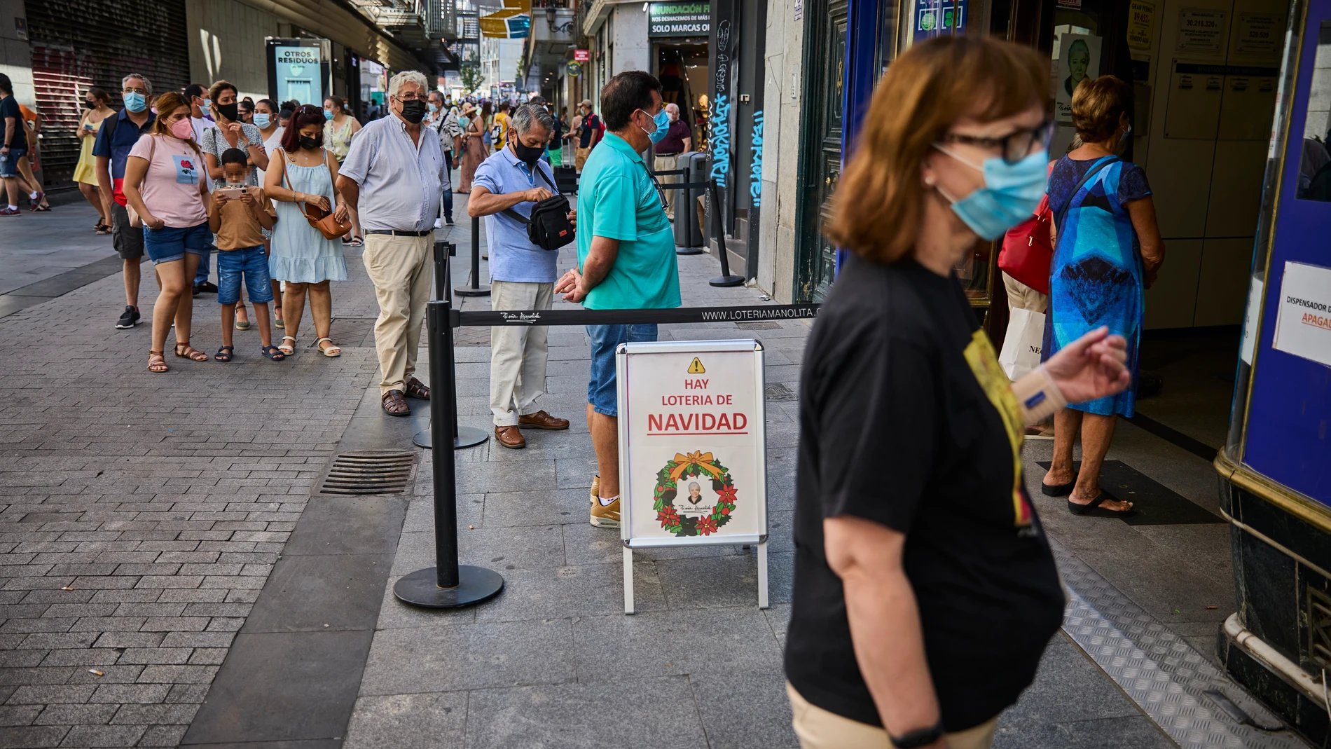 Largas colas de turistas en la madrileña administración de lotería Doña Manolita para adquirir un número del Sorteo de la Lotería de Navidad 2021