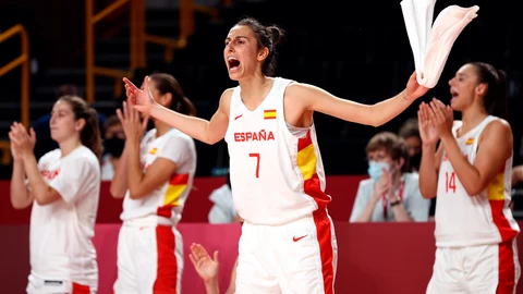 Alba Torrens anima a sus compañeras desde el banquillo