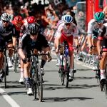El ciclista colombiano Juan Sebastian Molano (d), del equipo Emirates, logra la victoria en la segunda etapa de la XLIII edición de la Vuelta a Burgos, que ha transcurrido entre Tardajos y Briviesca, con 175 kilómetros de recorrido