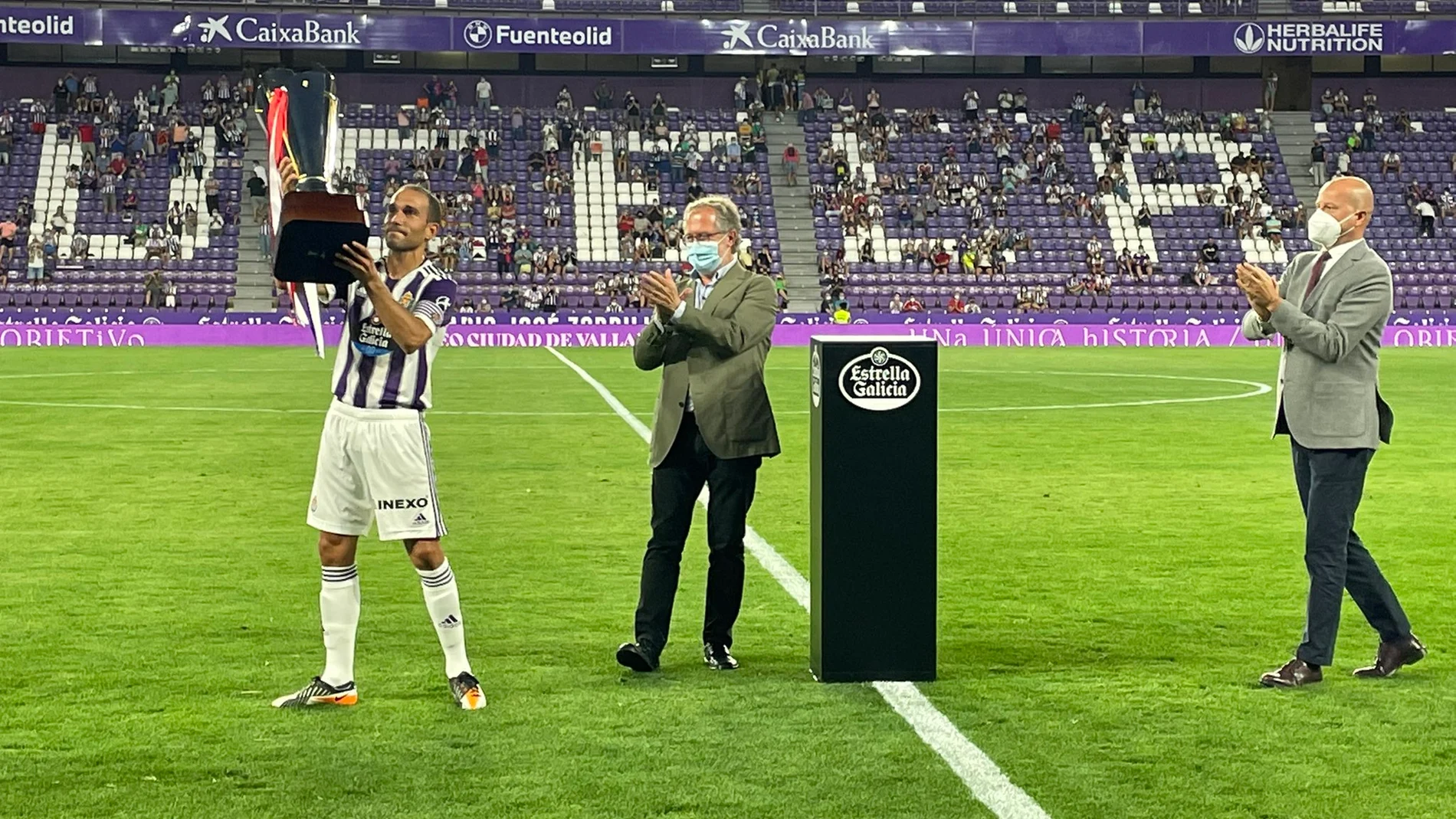 Nacho recibe de manos del alcalde accidental de Valladolid, Manuel Saravia, el Trofeo Ciudad de Valladolid