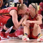 Hanne Mestdagh y Julie Vanloo, jugadoras de la selección belga de baloncesto.