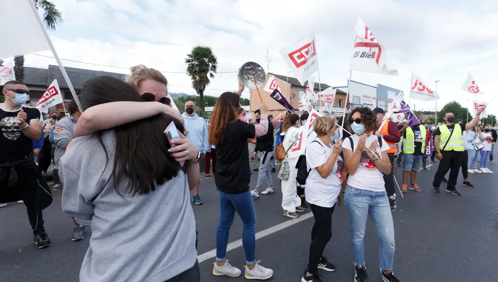 Concentración de trabajadores de LM Ponferrada durante el primer día de huelga