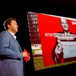 Lars Klingbeil, secretario general del SPD, presentó este miércoles el cartel de campaña de los socialdemócratas alemanes