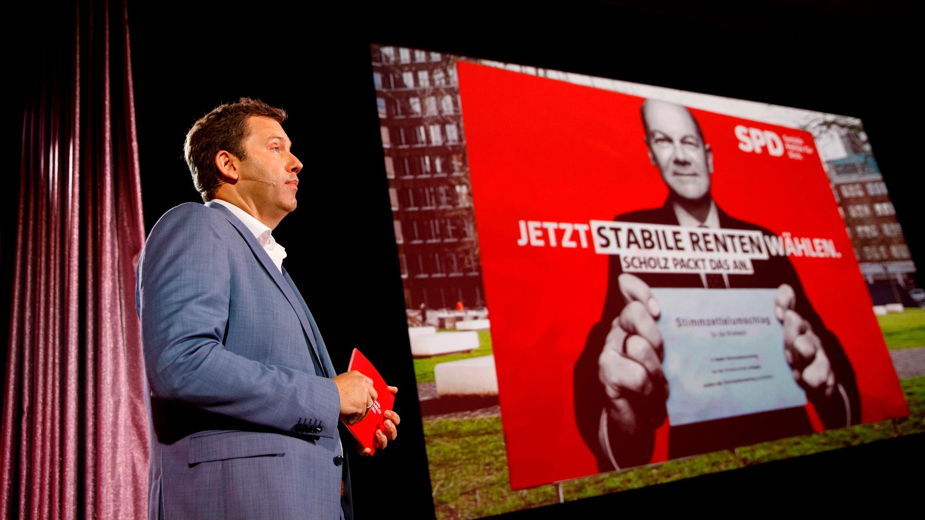 Lars Klingbeil, secretario general del SPD, presentó este miércoles el cartel de campaña de los socialdemócratas alemanes