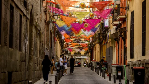 Adornos y decoraciones para las fiestas de San Cayetano, en la Calle del Oso