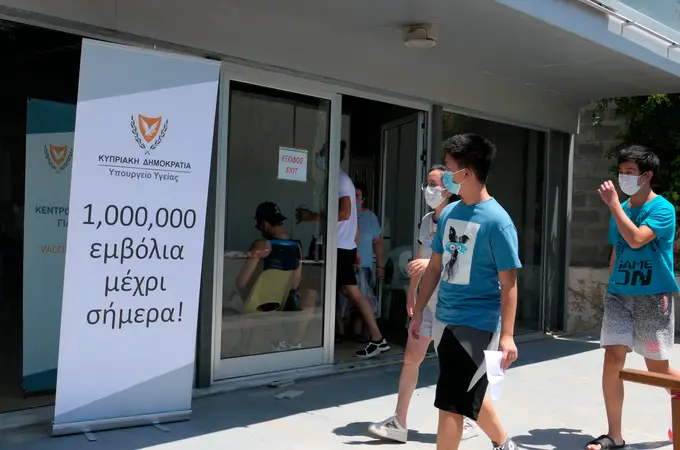 Cheques regalo para Zara, Ikea o irse de crucero: Chipre ofrece incentivos a los jóvenes para que se vacunen contra el coronavirus