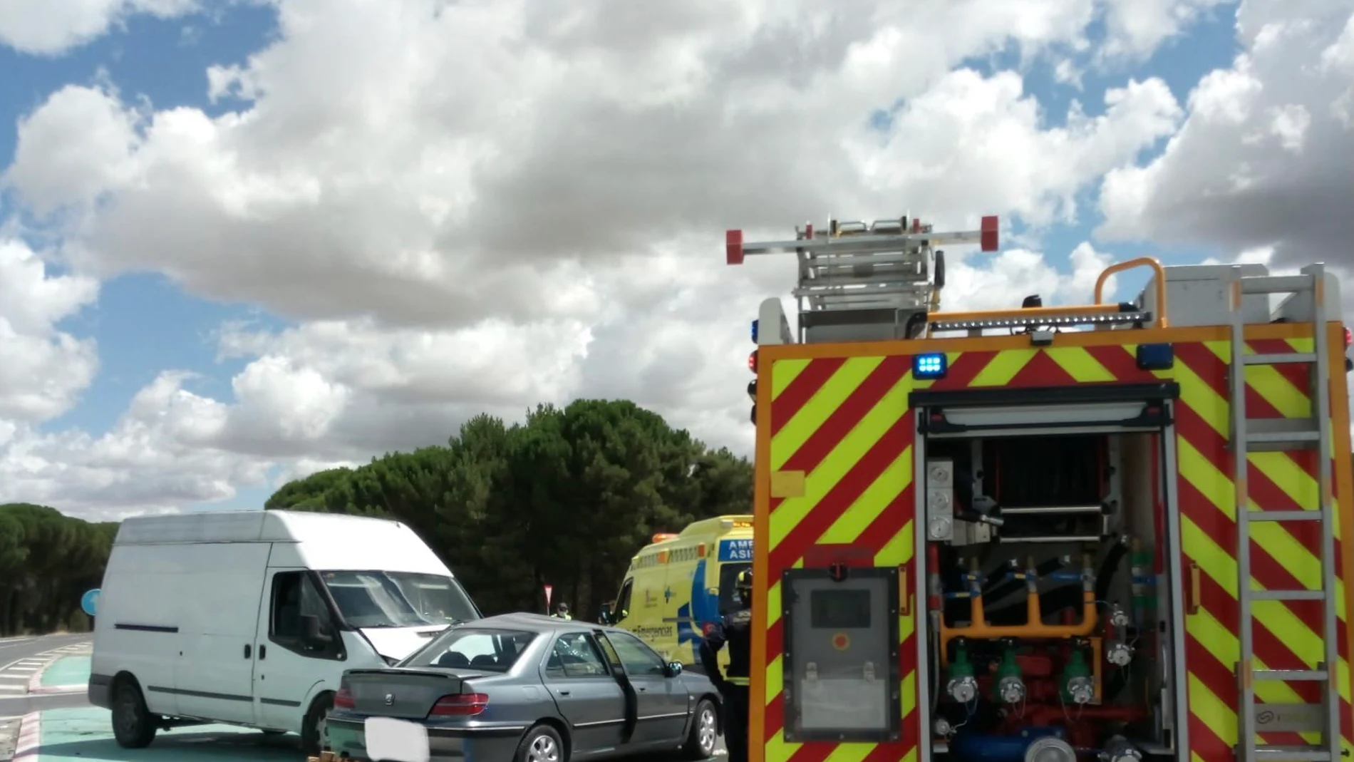 Una fallecida y dos heridos en una colisión entre un turismo y una furgoneta en la VA-333 en Íscar (Valladolid)