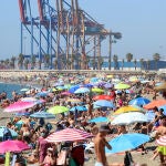 Bañistas y turistas disfrutan de un día en la playa de La Malagueta. Álex Zea / Europa Press