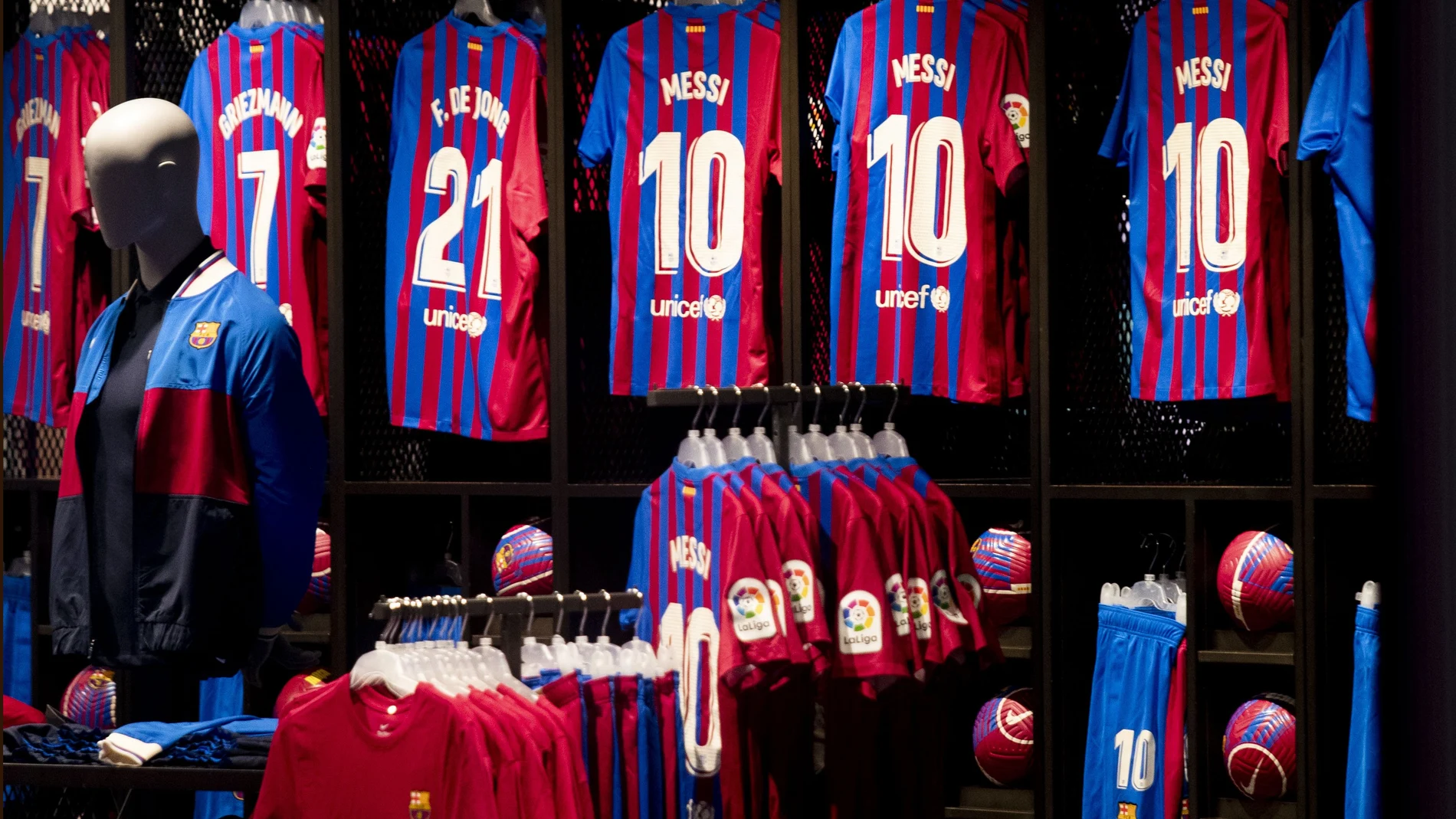 Las camisetas de Messi seguían por la tarde en las tiendas oficiales del Barça