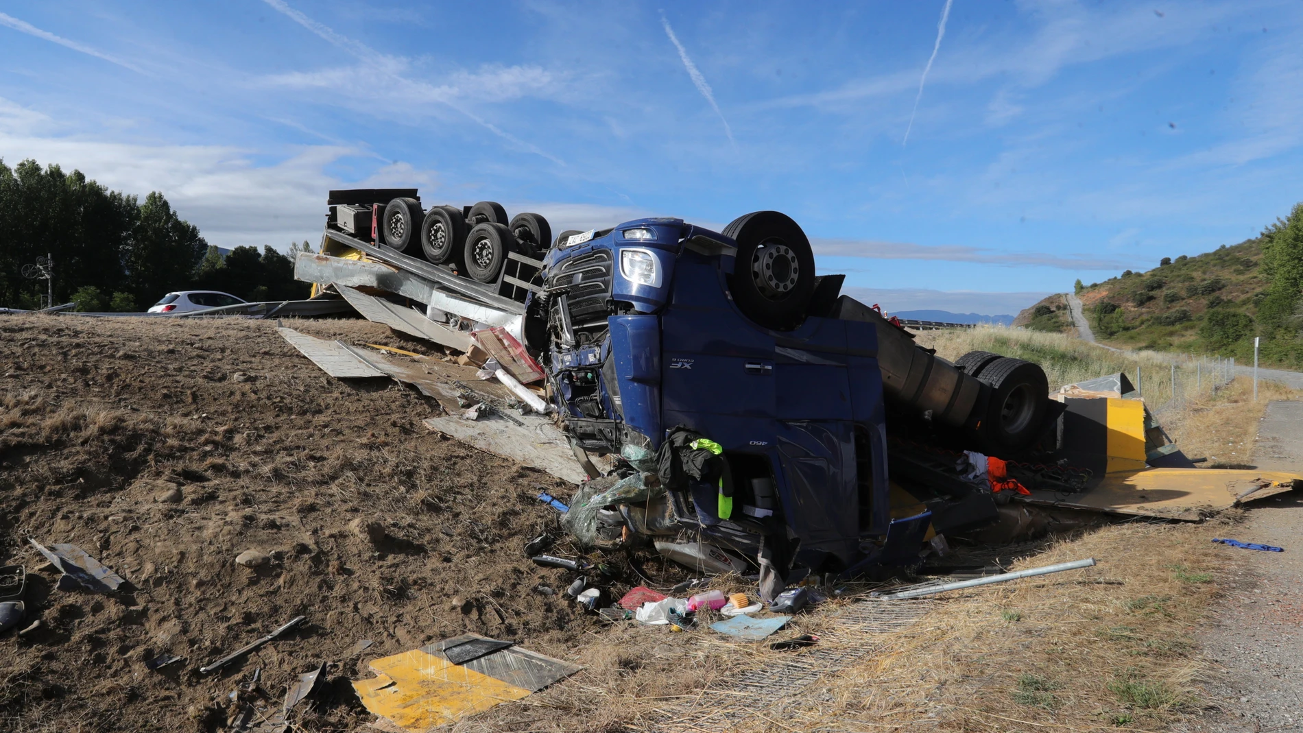 Accidente de un camión en la autovía A6 a su paso por Bembibre (León)