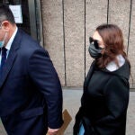 La joven acusada por el crimen de Samuel Luiz a su llegada con su abogado para declarar en el juicio al que ha sido citada, a 5 de agosto de 2021, en A Coruña, Galicia, (España).