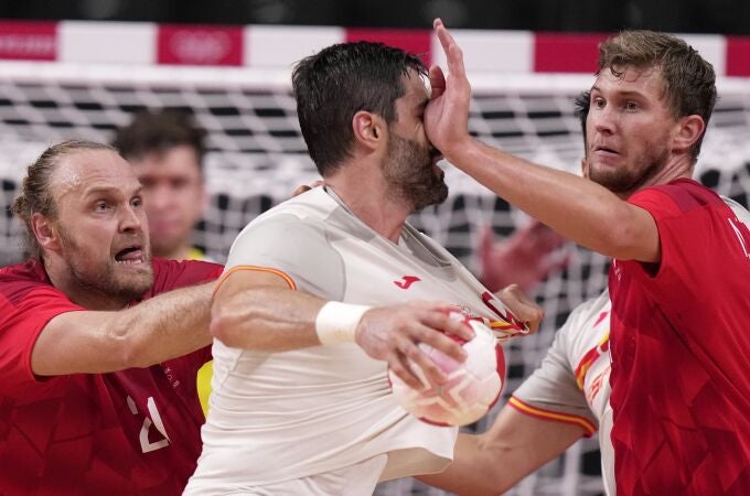 La dura defensa danesa golpea a Raúl Entrerríos en la semifinal de los Juegos de Tokio