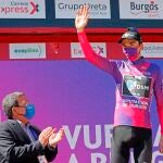 El ciclista francés Romain Bardet, del equipo DSM, celebra en el podio la victoria y el liderato de la clasificación general tras la tercera etapa de la XLIII edición de la Vuelta a Burgos, con llegada a Espinosa de los Monteros, este jueves