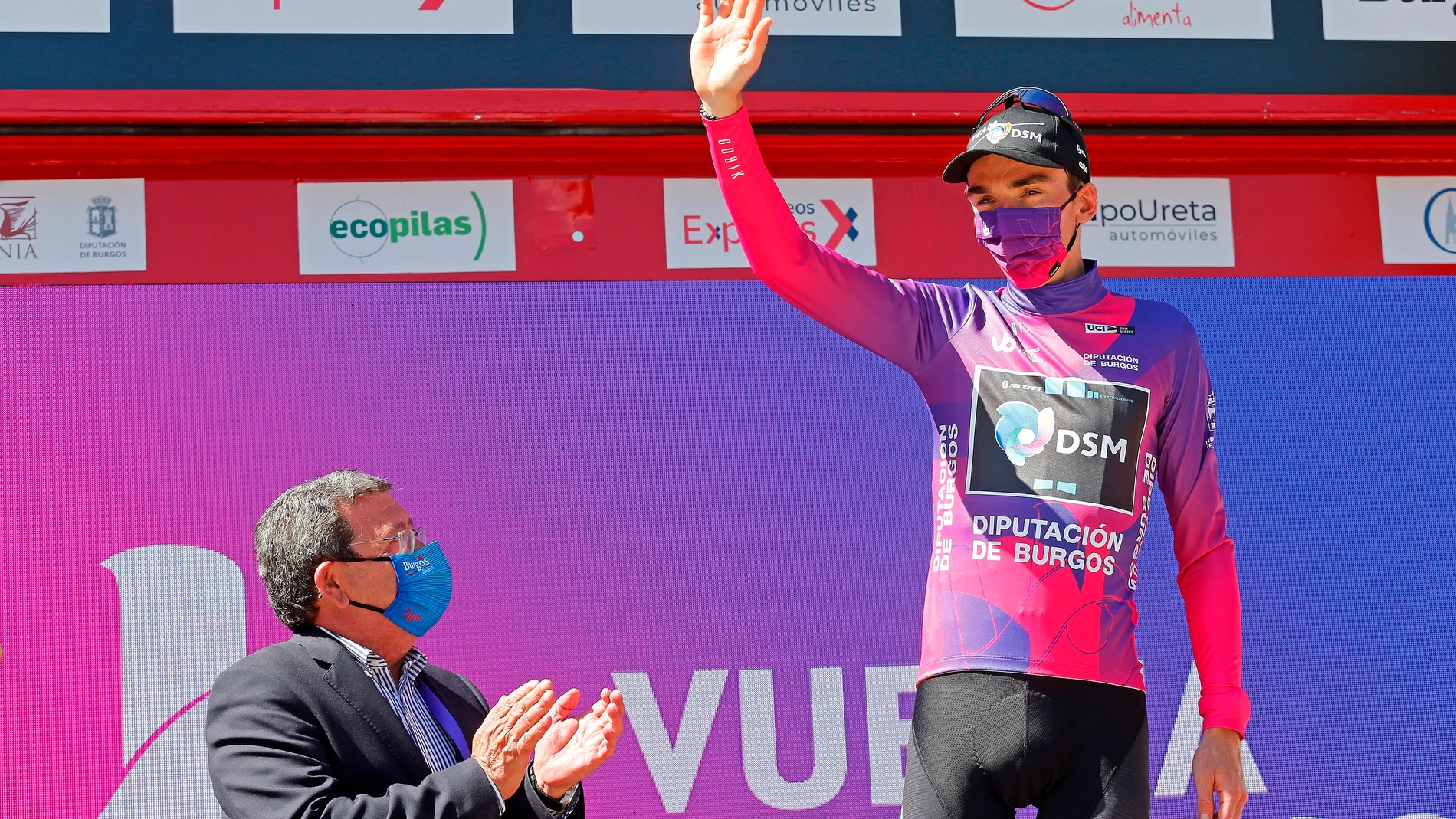 El ciclista francés Romain Bardet, del equipo DSM, celebra en el podio la victoria y el liderato de la clasificación general tras la tercera etapa de la XLIII edición de la Vuelta a Burgos, con llegada a Espinosa de los Monteros, este jueves