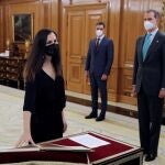 La nueva ministra de Derechos Sociales Ione Belarra promete su cargo ante el rey Felipe VI y el presidente del Gobierno, Pedro Sánchez, en el Palacio de la Zarzuela.