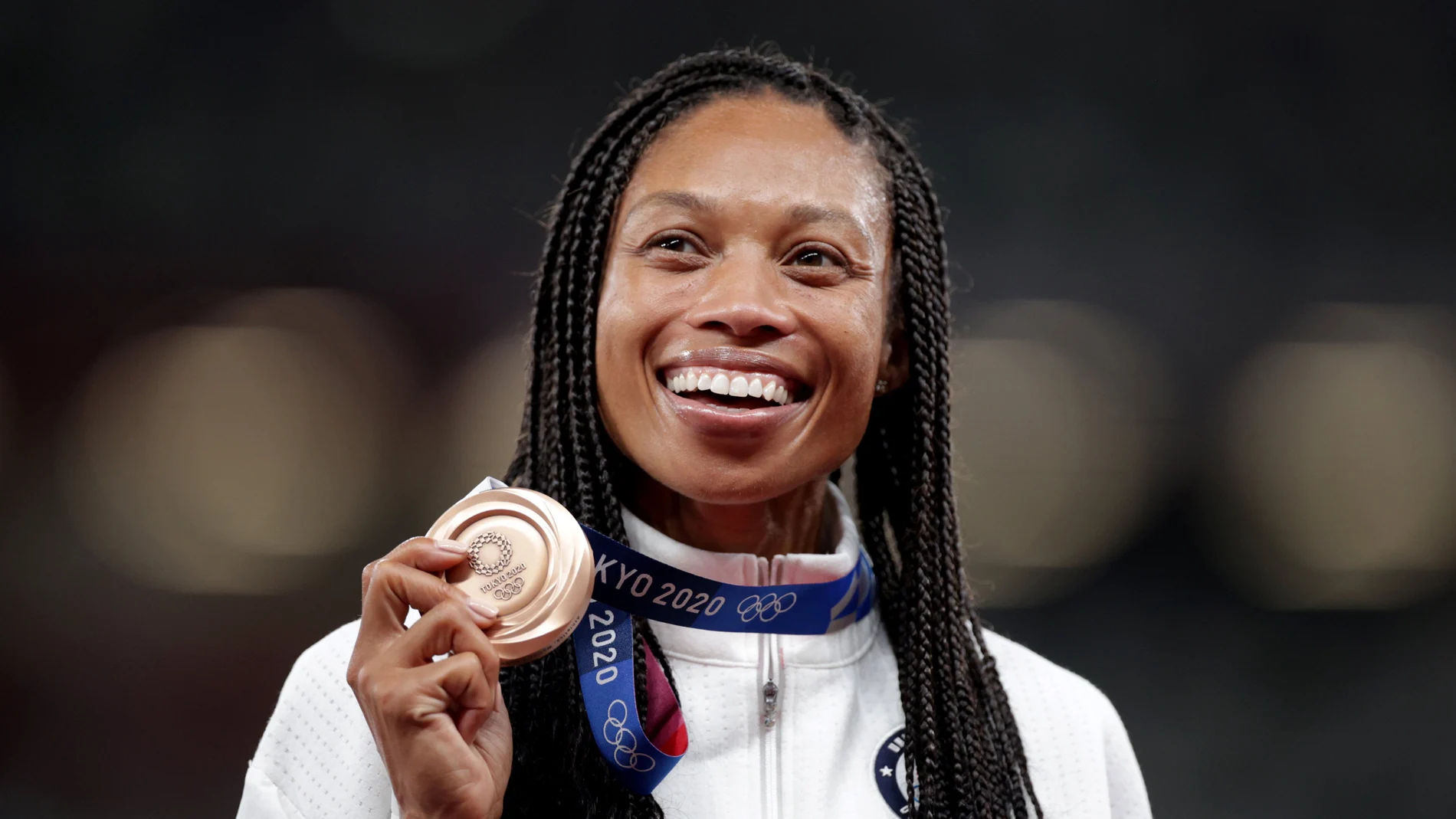 Allyson Felix muestra su décima medalla olímpica