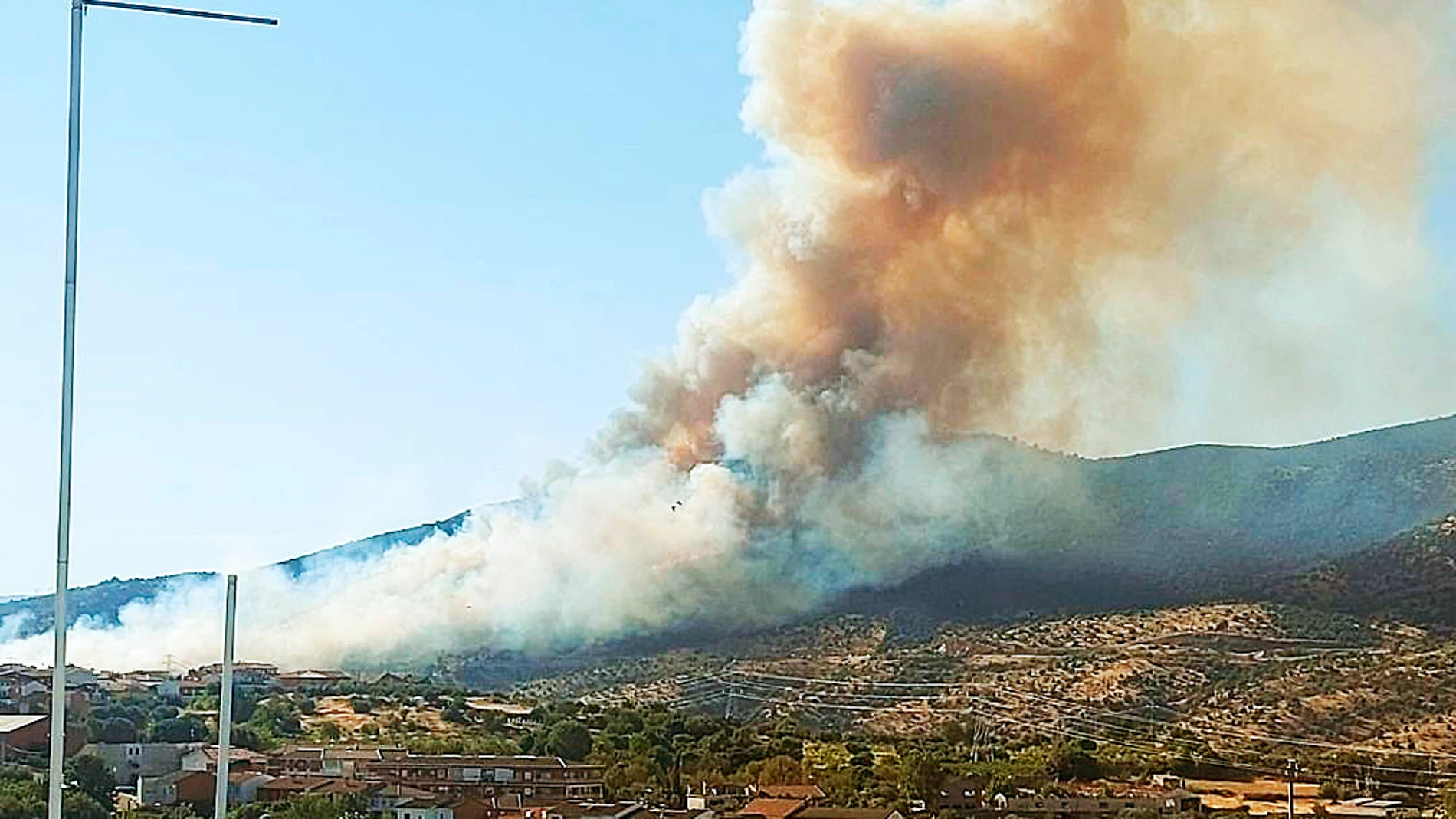 Un Incendio Corta La N 403 Cerca Del Valle De Iruelas vila Y Pone En un-incendio-corta-la-n-403-cerca-del-valle-de-iruelas-vila-y-pone-en