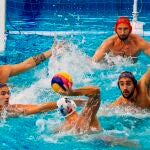 El serbio Andrija Prlainovic lanza a portería rodeado de españoles