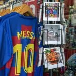 Camisetas de Leo Messi, en una tienda del centro de Madrid