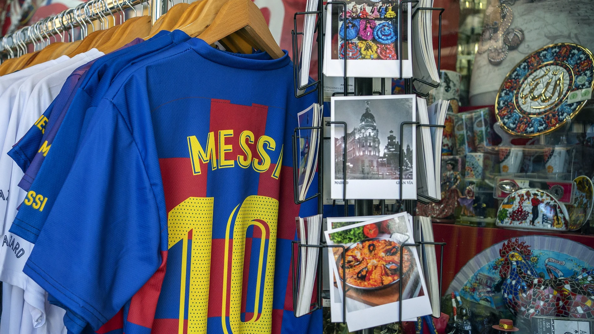 Camisetas de Leo Messi, en una tienda del centro de Madrid
