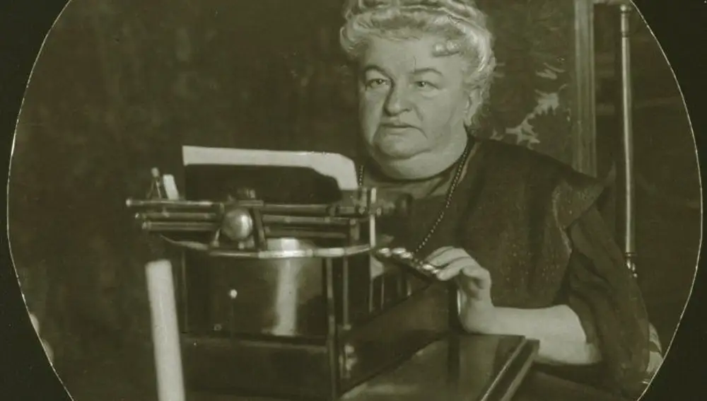 Emilia Pardo Bazán con su máquina de escribir.