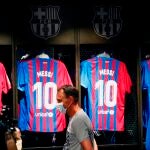 Camisetas con el número 10 del delantero argentino Lionel Messi antes de ser retiradas de la tienda oficial del FC Barcelona