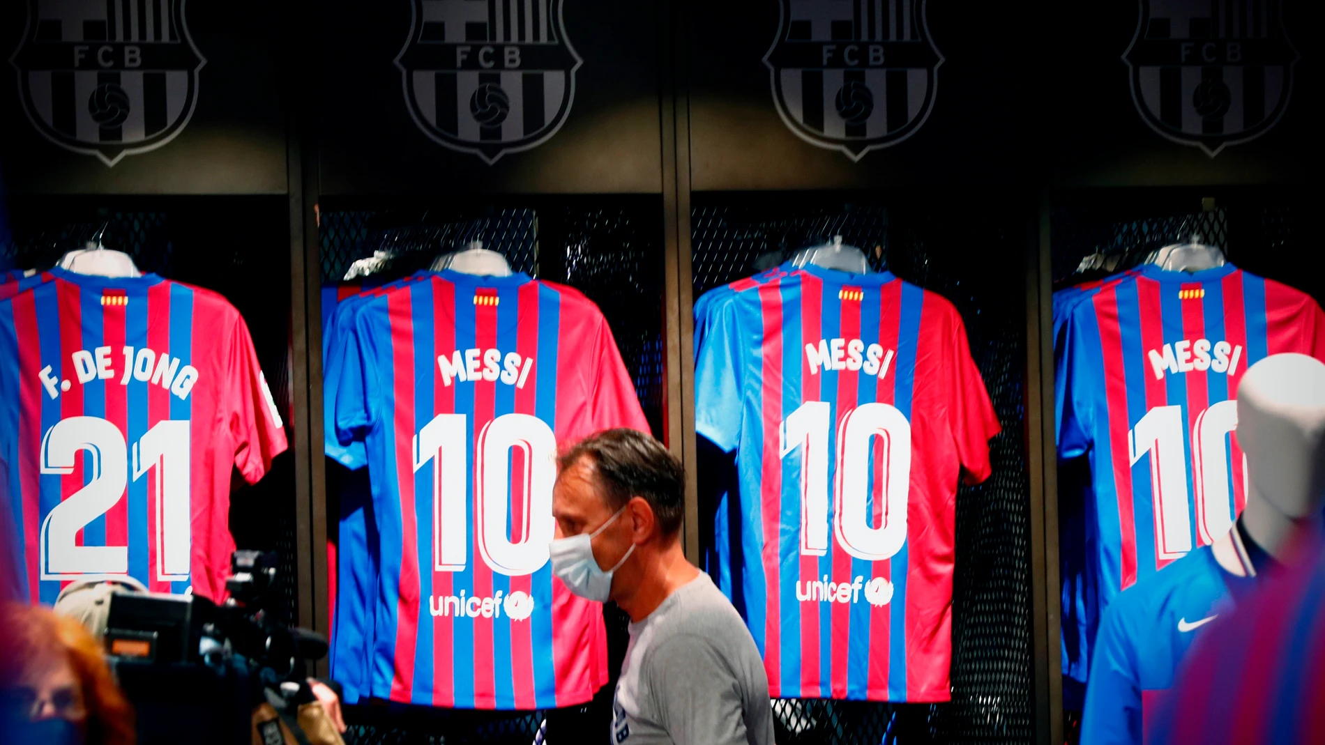 Camisetas con el número 10 del delantero argentino Lionel Messi antes de ser retiradas de la tienda oficial del FC Barcelona