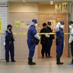 El atacante blandió un cuchillo y comenzó a atacar a otros pasajeros antes de abandonar el arma y huir de la escena por las vías del tren