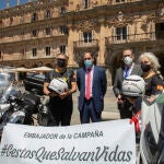 El alcalde de Salamanca, Carlos García Carbayo, recibe el nombramiento de embajador de la campaña "Gestos que Salvan Vidas" de la Plataforma Motera para la Seguridad Vial