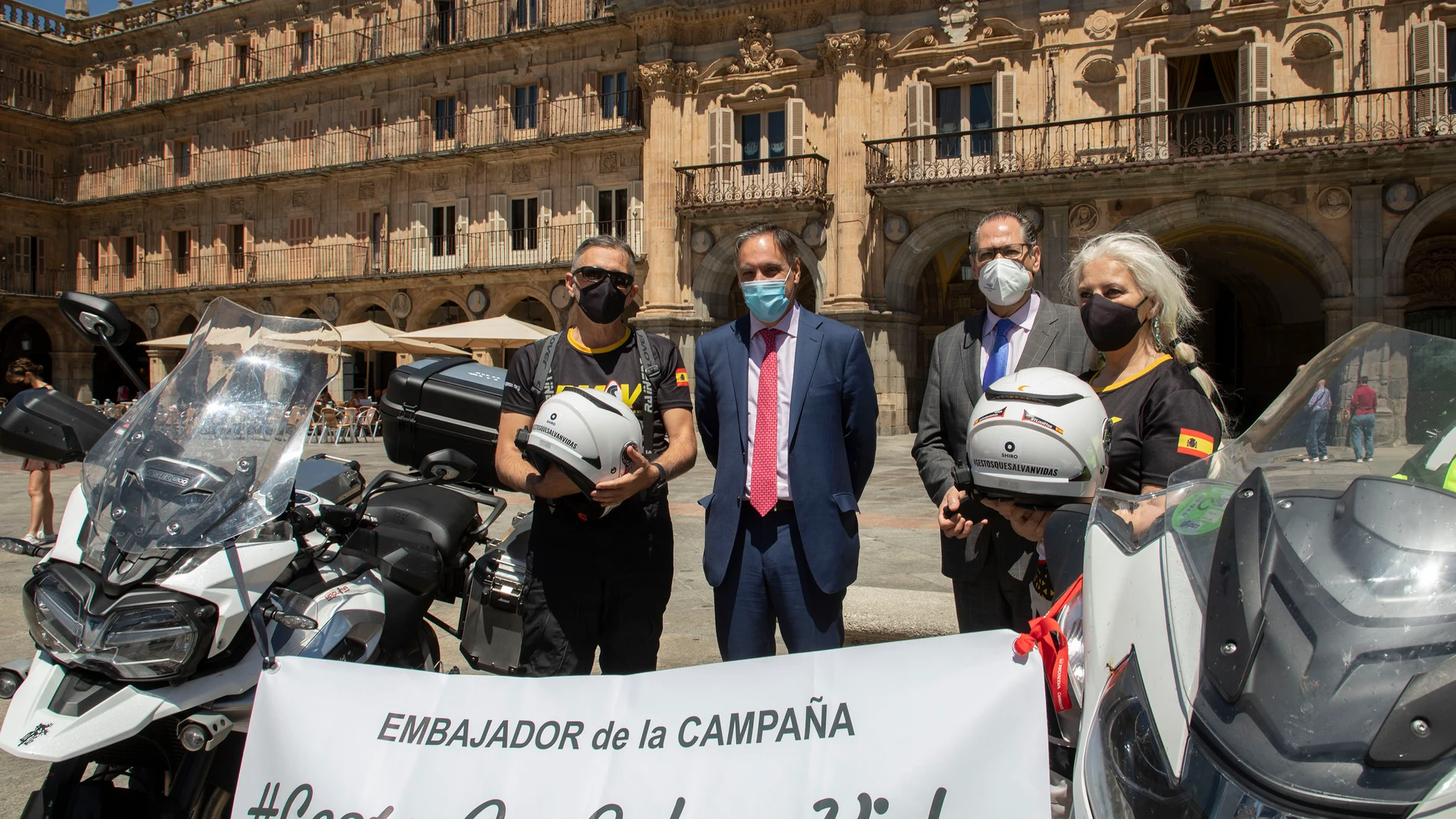El alcalde de Salamanca, Carlos García Carbayo, recibe el nombramiento de embajador de la campaña "Gestos que Salvan Vidas" de la Plataforma Motera para la Seguridad Vial