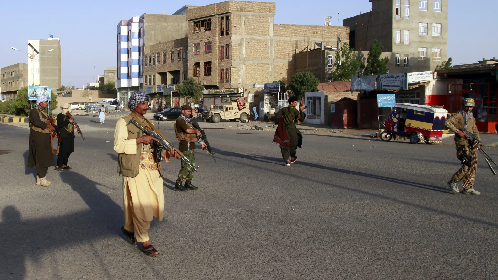 El Ejército asegura que las fuerzas especiales están llevando a cabo una operación para "despejar" la ciudad de insurgentes