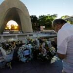 Hiroshima (Japan), 05/08/2021.- A man prays for the victims in front of a cenotaph at Peace Memorial Park in Hiroshima, western Japan, 06 August 2021. On 06 August 2021, Japan marked the 76th anniversary of the bombing of Hiroshima. This year's annual commemoration events were scaled down amid the ongoing coronavirus pandemic. (Japón) EFE/EPA/JIJI PRESS JAPAN OUT EDITORIAL USE ONLY/ NO ARCHIVES