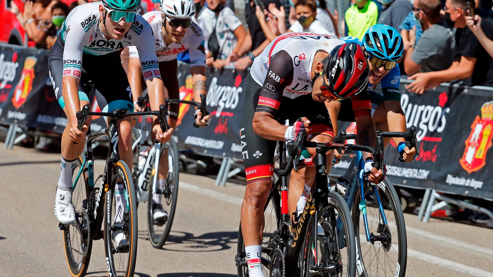 Juan Sebastián Molano, del equipo UAE Emirates, durante la cuarta etapa de la XLIII Vuelta a Burgos, este viernes, en la localidad de Roa de Duero. EFE/Santi Otero