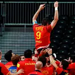 Los Hispanos mantean a Raúl Entrerríos, el gran capitán, que deja el balonmano con una medalla de bronce en los Juegos de Tokio
