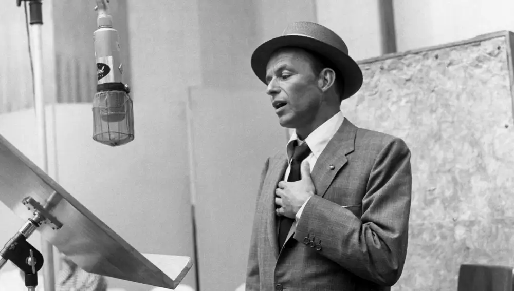 Una imagen clásica de Frank Sinatra en el estudio de grabación