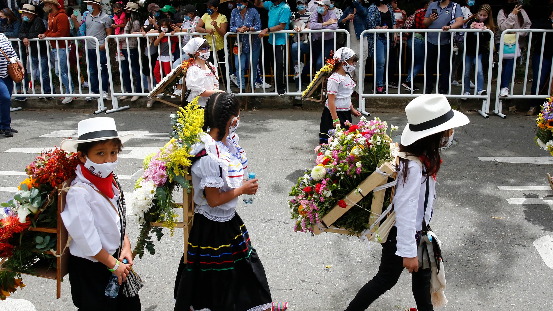 Un grupo de niños silleteros desfilan en Santa Elena, Antioquia (Colombia). De allí procede la mayor parte de las secuencias de Gamma