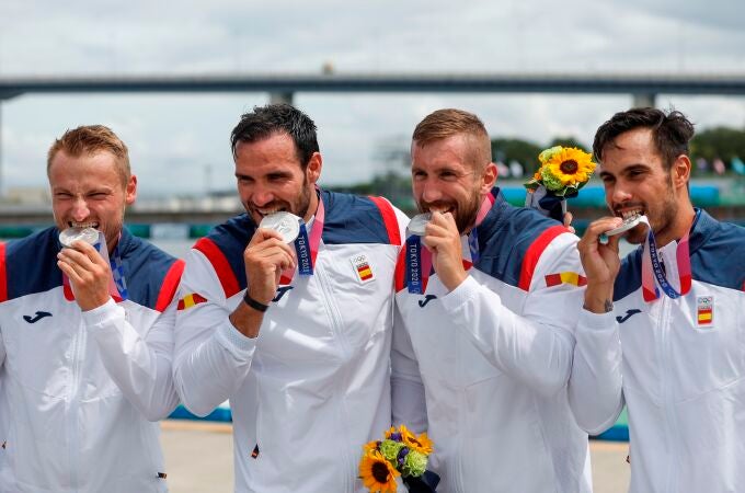 Marcus Cooper, Saúl Craviotto, Carlos Arévalo y Rodrigo Germade muerden la medalla de plata que lograron en el K4 500