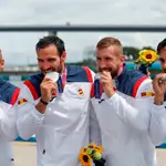 Marcus Cooper, Saúl Craviotto, Carlos Arévalo y Rodrigo Germade muerden la medalla de plata que lograron en el K4 500