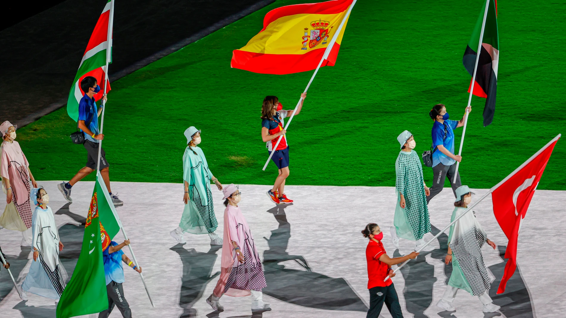 La abanderada española, la karateca Sandra Sánchez, ondea la bandera de España durante la ceremonia de clausura