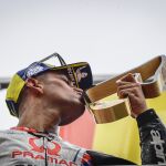 Jorge Martín besa el trofeo de ganador del Gran Premio de Estiria de MotoGP