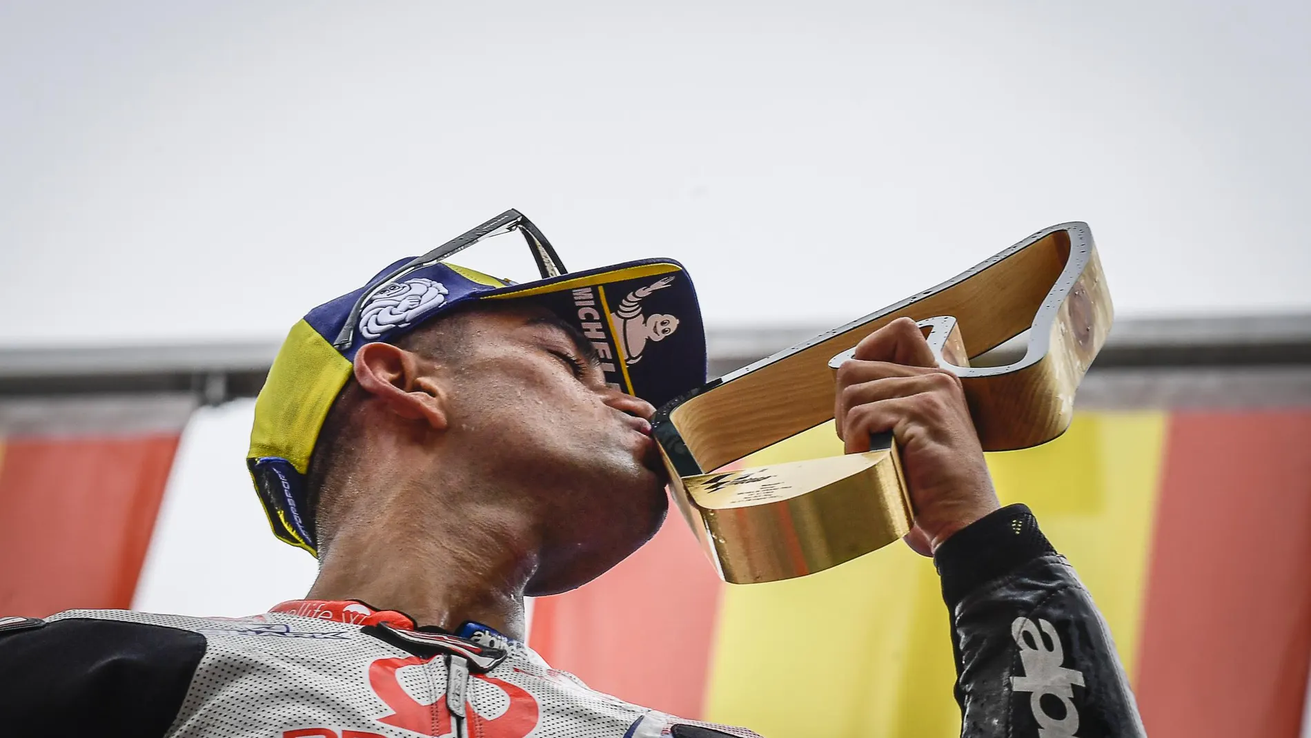 Jorge Martín besa el trofeo de ganador del Gran Premio de Estiria de MotoGP
